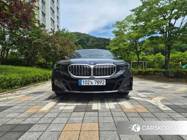 BMW 5 Series (G60) 2026 Цвет тростника из Кореи, фото 4