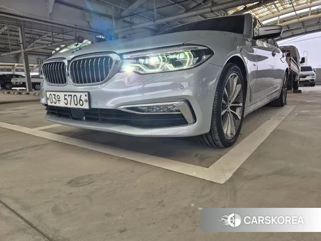 BMW 5 Series (G30) 2018 Серебристо-серый из Кореи, фото 5