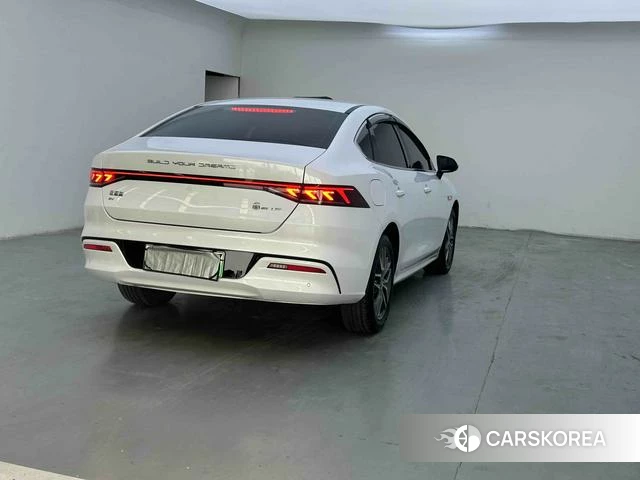 BYD Qin PLUS EV 2023 Белый из Китая, фото 5