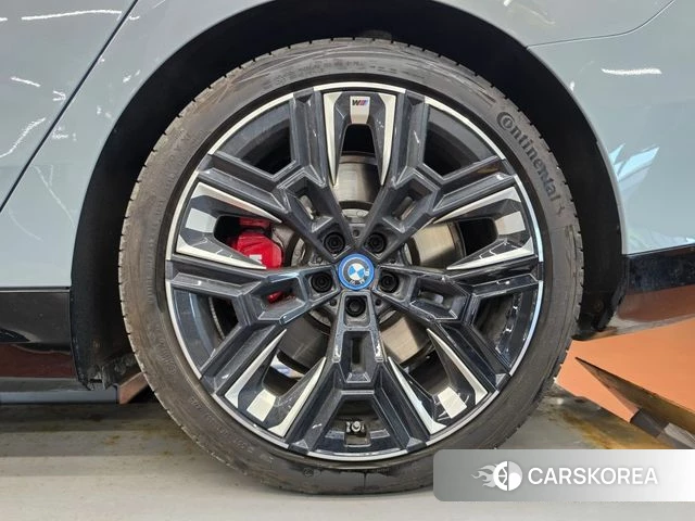BMW i5 (G60) 2024 Светло-серебряный цвет из Кореи, фото 6