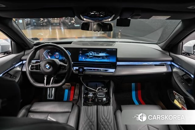 BMW 5 Series (G60) 2024 Светло-серебряный цвет из Кореи, фото 5