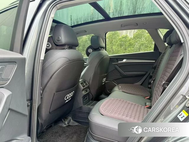 Audi Q5L 2022 Темно-серый из Китая, фото 5