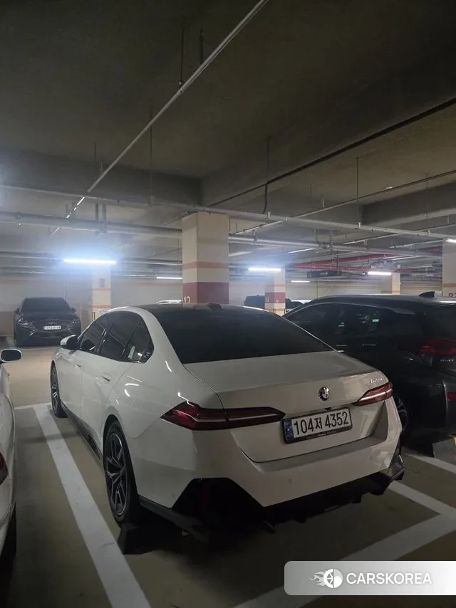 BMW 5 Series (G60) 2023 Белый из Кореи, фото 5