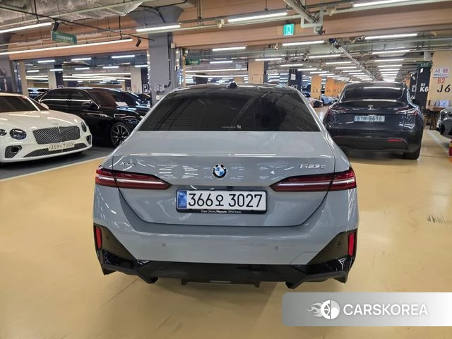 BMW 5 Series (G60) 2026 Светло-серебряный цвет из Кореи, фото 5