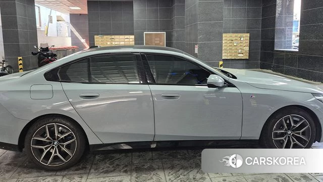 BMW 5 Series (G60) id 3837868 из Кореи 15