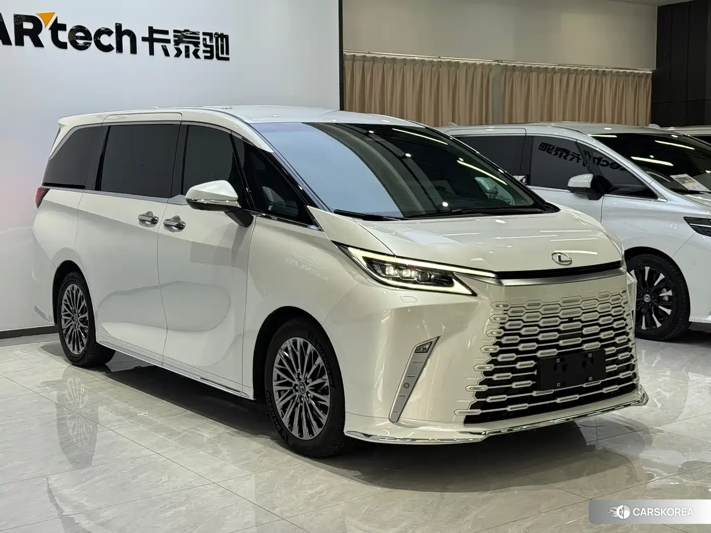 Lexus LM id 4685866 из Китая 15
