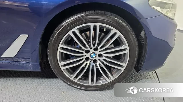 BMW 5 Series (G30) id 3703239 из Кореи 15