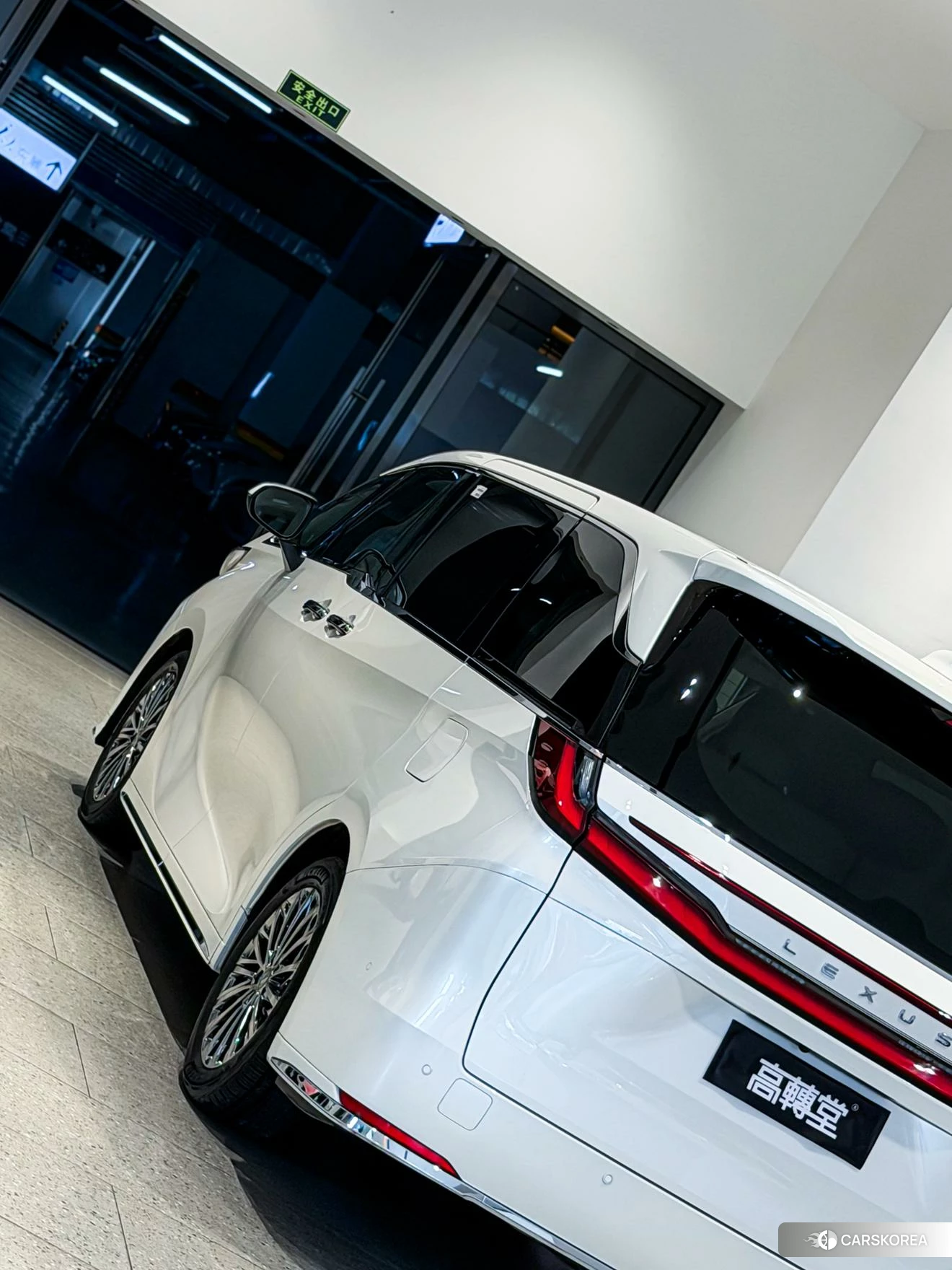 Lexus LM id 4461923 из Китая 17