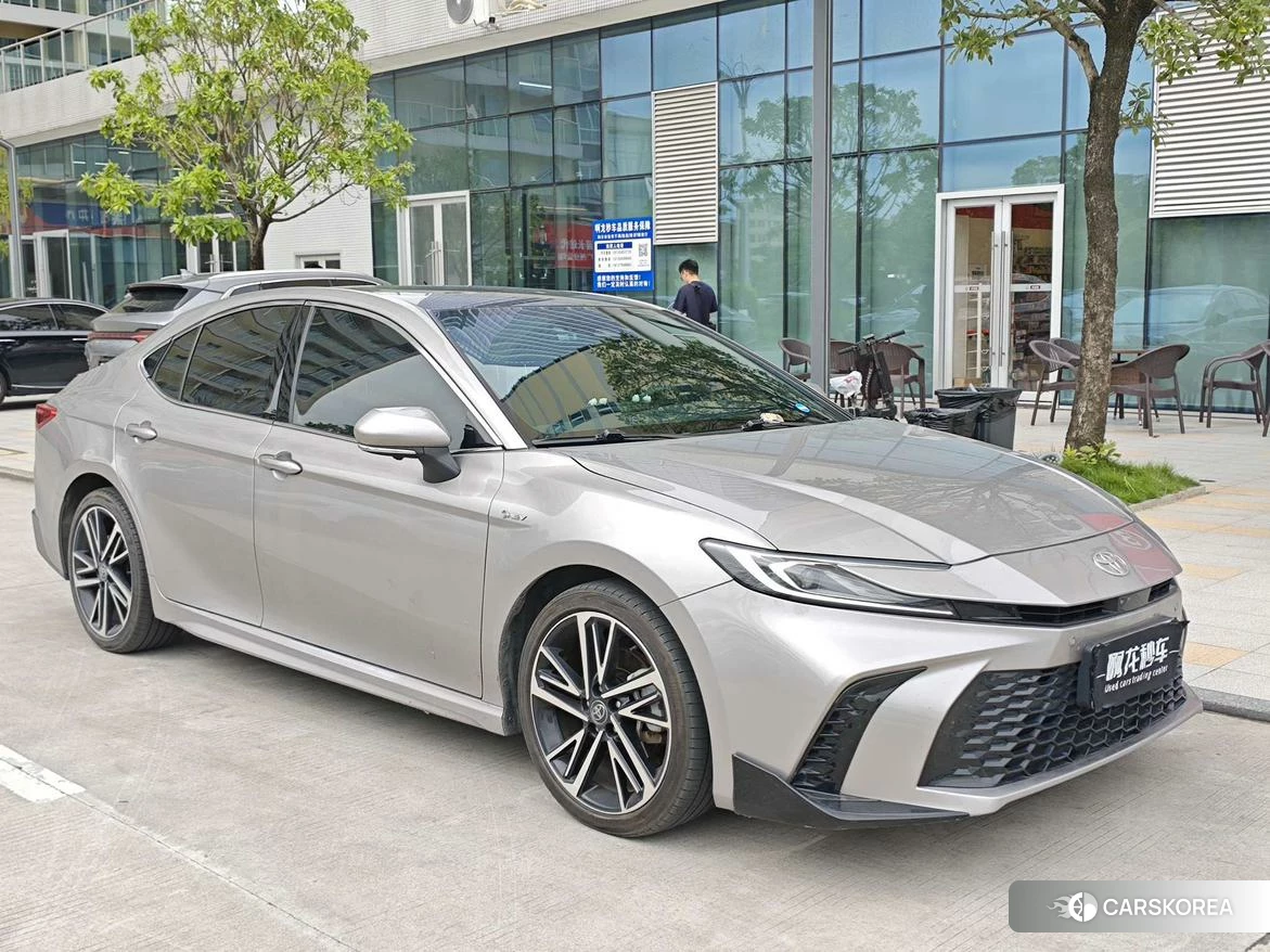 Toyota Camry 2024 Серебристо-серый из Китая, фото 6