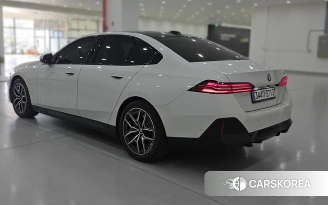 BMW 5 Series (G60) 2025 Белый из Кореи, фото 5