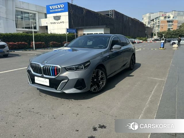 BMW 5 series 2025 Серебристо-серый из Китая, фото 5