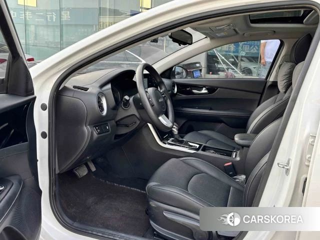 Kia K3 2023 Белый из Китая, фото 5