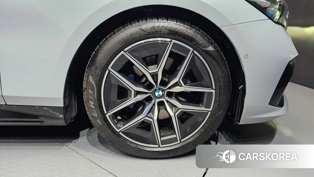 BMW 5 Series (G60) id 3817547 из Кореи 15