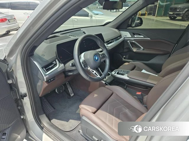 BMW iX1 (U11) 2024 Серебристо-серый из Кореи, фото 6