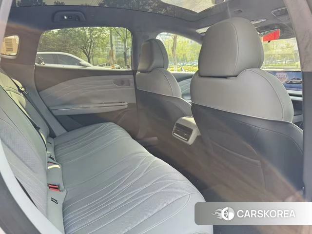 Geely Galaxy Galaxy E8 2025 Серебристо-серый из Китая, фото 5