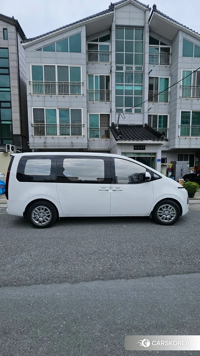 Hyundai Staria 2023 Белый из Кореи, фото 5