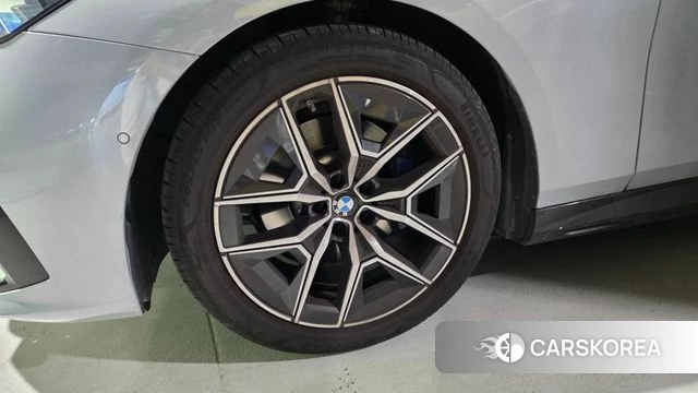 BMW 5 Series (G60) 2024 Небесно-голубой из Кореи, фото 5