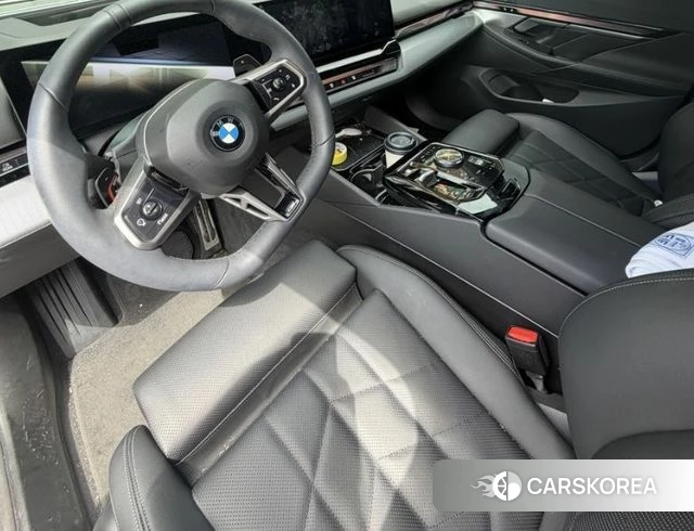 BMW 5 Series (G60) 2025 Серый из Кореи, фото 5