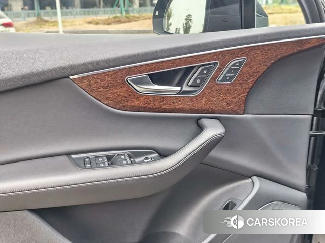 Audi Q7 2023 Черный из Китая, фото 6