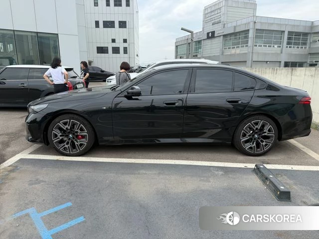 BMW 5 Series (G60) 2025 Черный из Кореи, фото 5