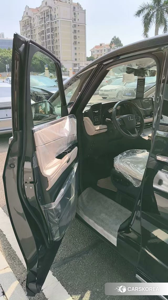 Lexus LM id 4259837 из Китая 12