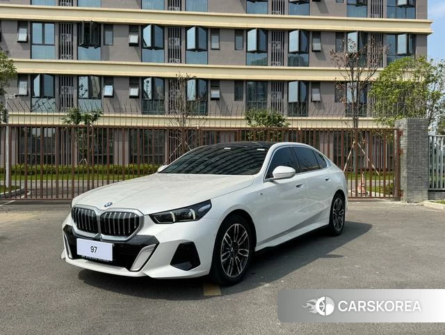BMW 5 series 2024 Белый из Китая, фото 5