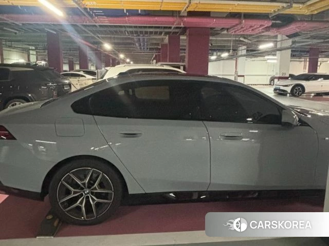 BMW 5 Series (G60) 2026 Светло-серебряный цвет из Кореи, фото 5