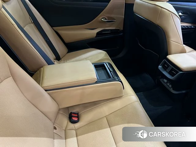 Lexus ES id 4262152 из Китая 13