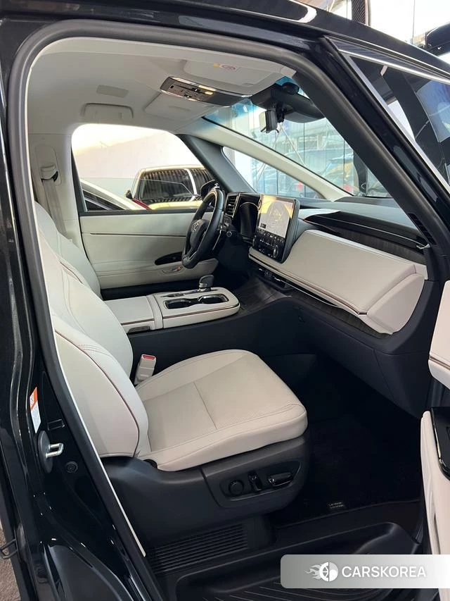 Lexus LM id 4262572 из Китая 17