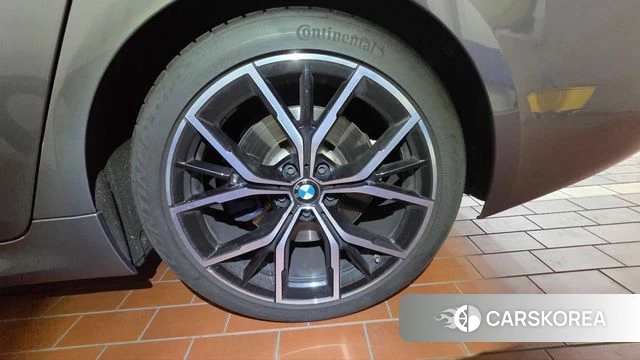 BMW 5 Series (G30) 2022 Серебристо-серый из Кореи, фото 5
