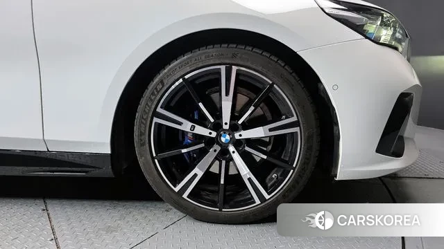 BMW 5 Series (G60) id 3684379 из Кореи 15