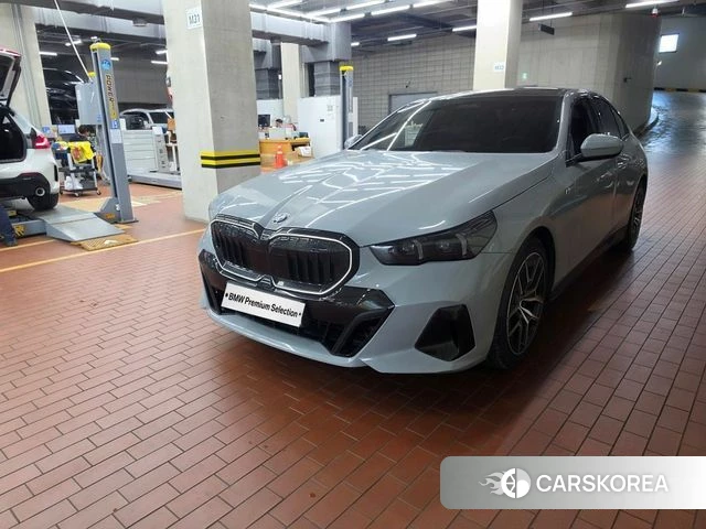 BMW 5 Series (G60) 2024 Цвет галактики из Кореи, фото 6