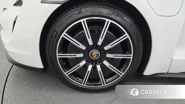 Porsche Taycan id 3681210 из Кореи 15