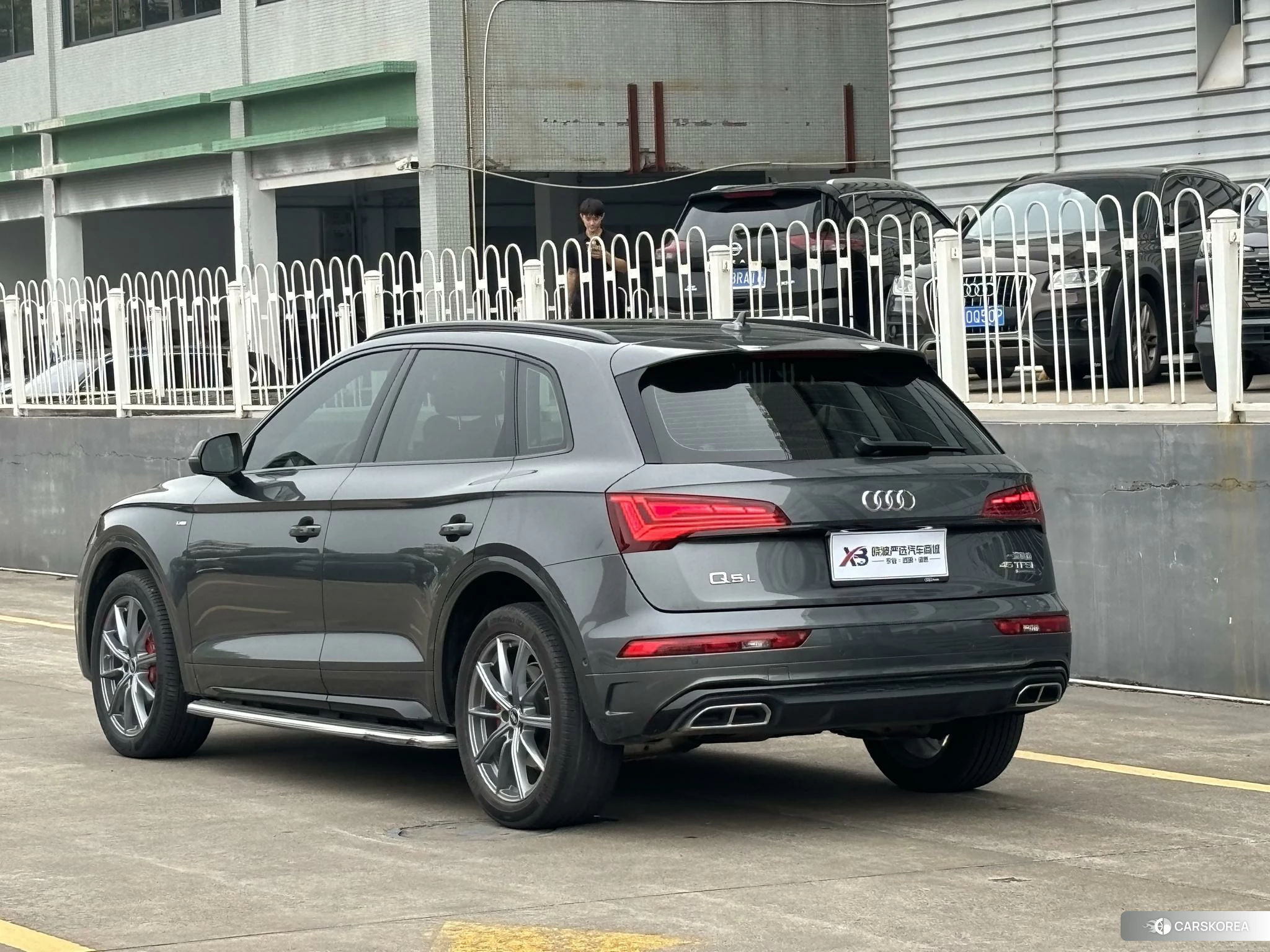 Audi Q5L 2021 Темно-серый из Китая, фото 5