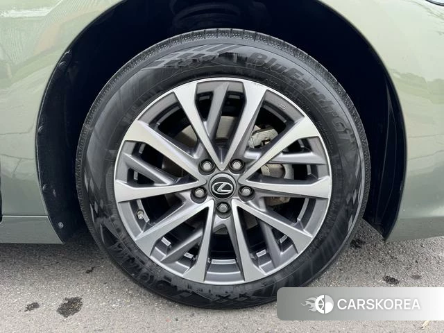 Lexus ES id 4335294 из Китая 8