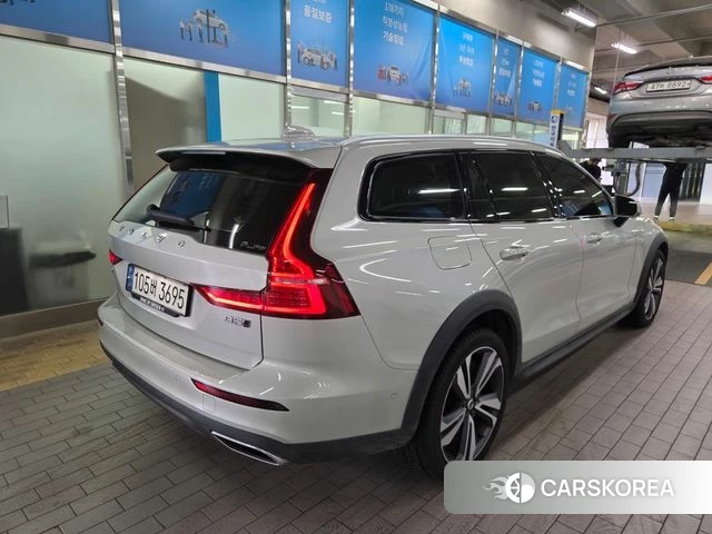 Volvo V60 Cross-Country 2nd Generation 2021 Серебристо-серый из Кореи, фото 5