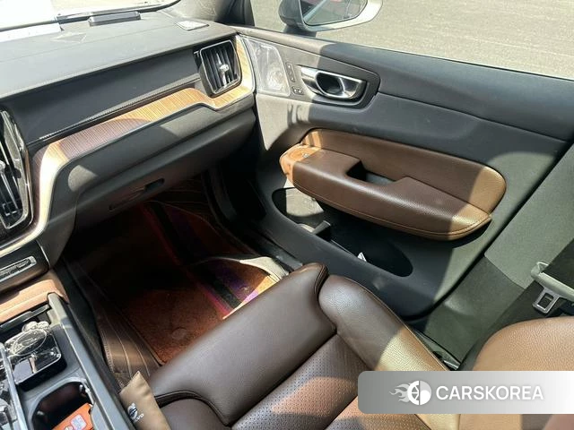 Volvo XC60 2021 Серебристо-серый из Китая, фото 5