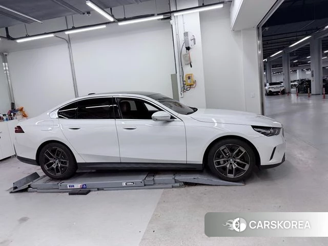 BMW 5 Series (G60) 2023 Белый из Кореи, фото 6