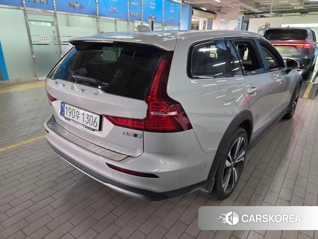 Volvo V60 Cross-Country 2nd Generation 2022 Серебристо-серый из Кореи, фото 5
