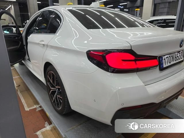 BMW 5 Series (G30) 2023 Белый из Кореи, фото 5