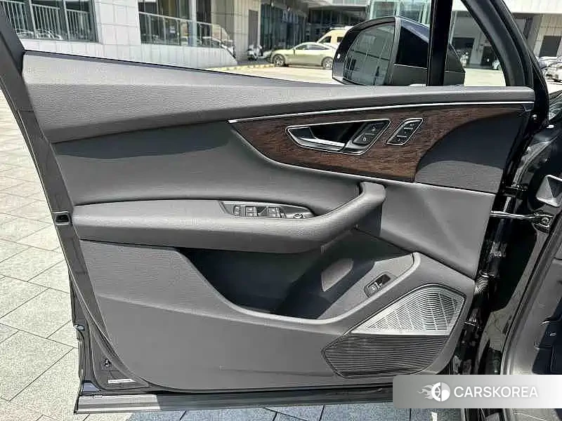 Audi Q7 2021 Черный из Китая, фото 6