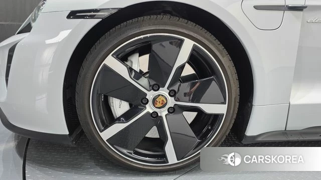 Porsche Taycan id 4293983 из Кореи 31