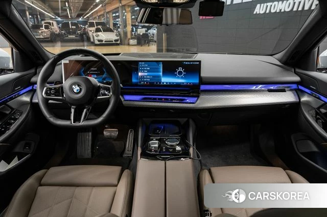 BMW 5 Series (G60) 2025 Светло-серебряный цвет из Кореи, фото 5