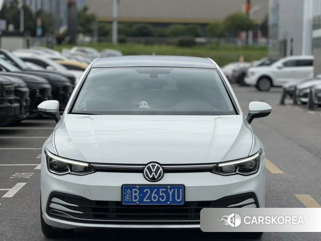 Volkswagen Golf 2023 Белый из Китая, фото 5