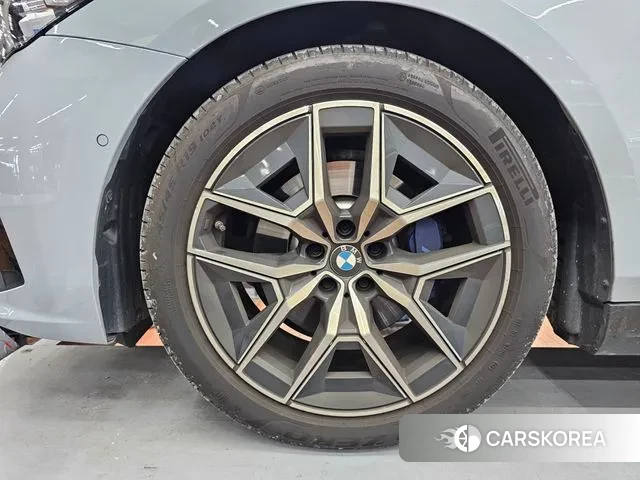 BMW 5 Series (G60) 2024 Серебристо-серый из Кореи, фото 5