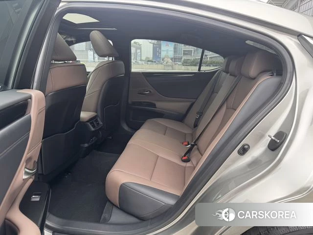 Lexus ES id 4359117 из Китая 16