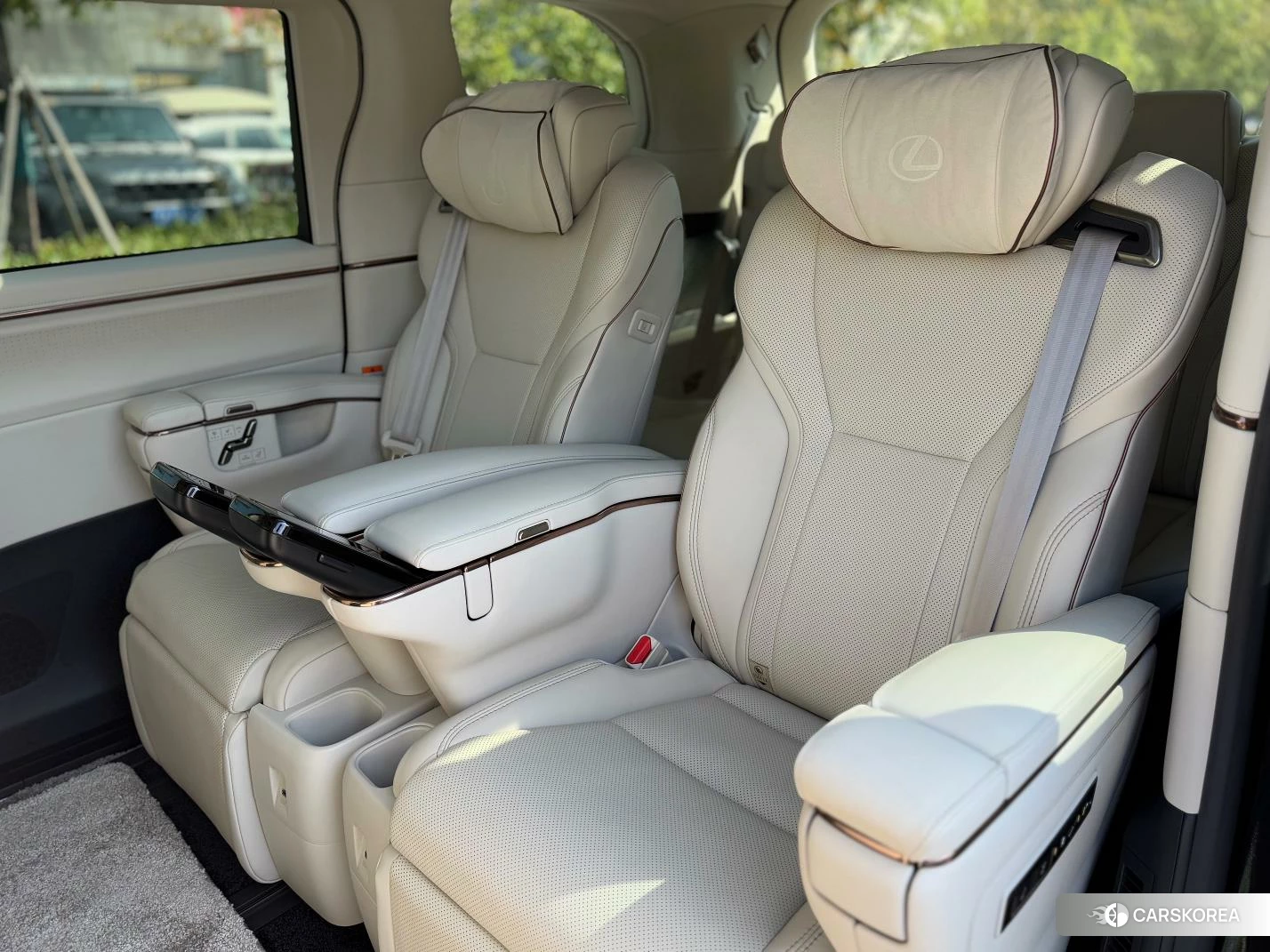 Lexus LM id 4452645 из Китая 21