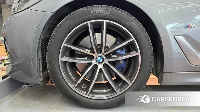 BMW 5 Series (G30) 2023 Серебристо-серый из Кореи, фото 5
