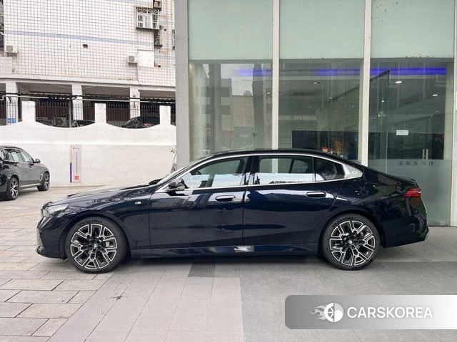 BMW 5 series 2025 Черный из Китая, фото 5