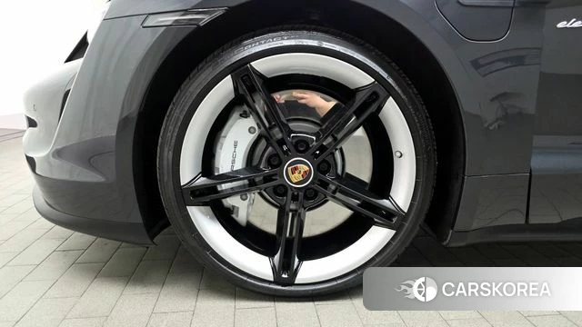 Porsche Taycan id 4244648 из Кореи 27